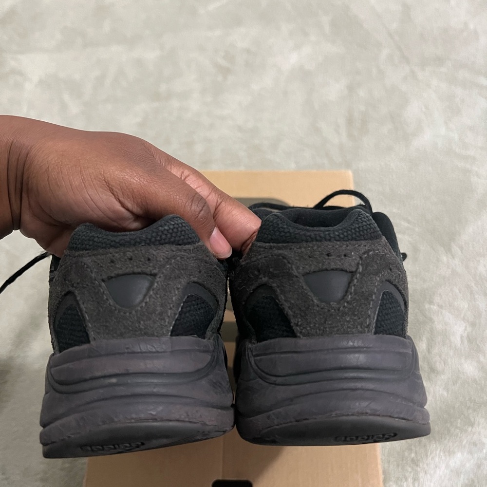 Yeezy Boost 700 V2 Kids Vanta - Picture 6 of 16